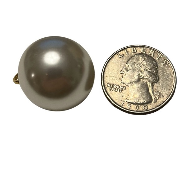 Vintage Faux Pearl Screwed Back Earrings - Picture 3 of 3